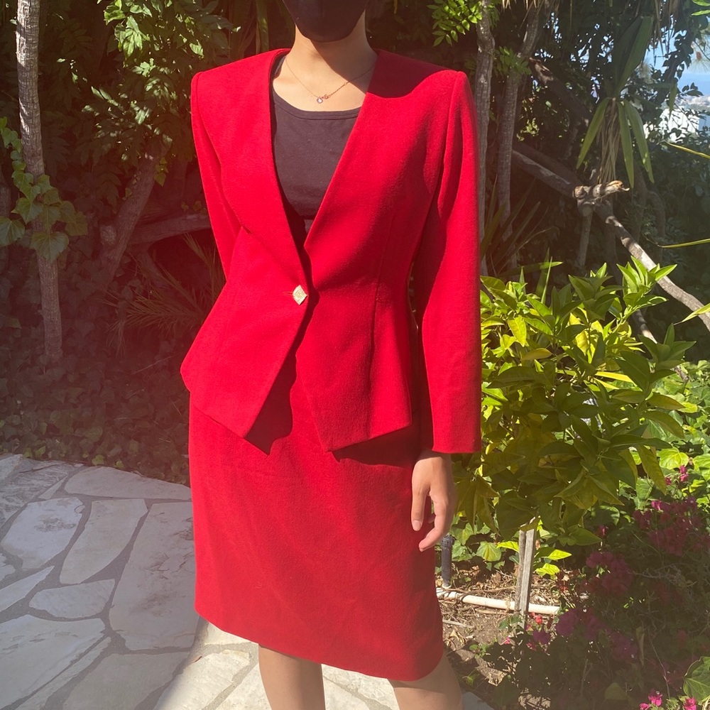 Stunning Vintage Red Saville Suit Petite 😍